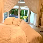 Ganzes Haus, Comfortable Complete House - 3 Big Bed Rooms - High Wlan - 5 Minutes From Fair Trade- Expo Plaza And Messe Hannover - With Working Places, Roof Garden, Garden With Barbecue