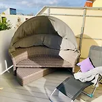Ganzes Haus, Comfortable Complete House - 3 Big Bed Rooms - High Wlan - 5 Minutes From Fair Trade- Expo Plaza And Messe Hannover - With Working Places, Roof Garden, Garden With Barbecue