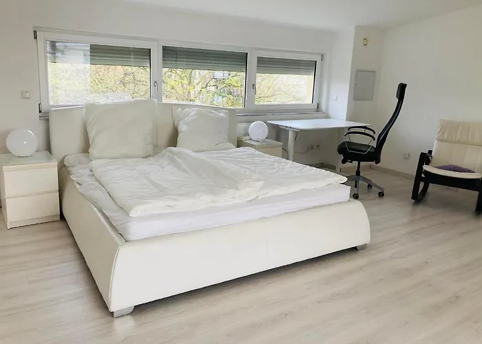 Ganzes Haus, Comfortable Complete House - 3 Big Bed Rooms - High Wlan - 5 Minutes From Fair Trade- Expo Plaza And Messe Hannover - With Working Places, Roof Garden, Garden With Barbecue